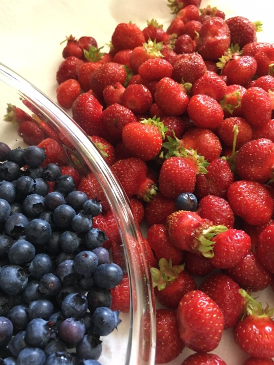Easy Vegan Crisp with Blueberries and Strawberries