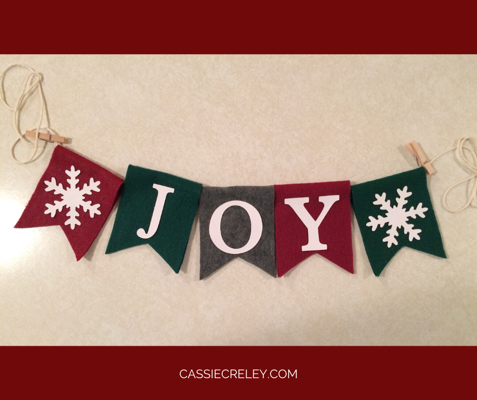 DIY Felt Christmas Banners | cassiecreley.com